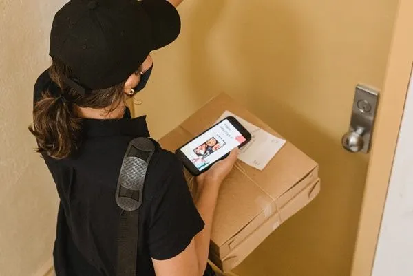 ▲▼女外送員,外送員。(圖/取自免費圖庫pexels)