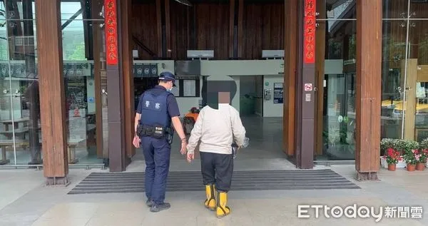 ▲員警陪同老翁至火車站購票,將他順利平安送返桃園。(圖/記者楊漢聲翻攝)