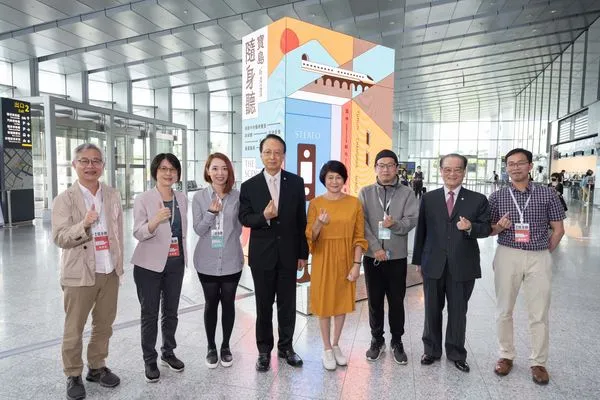 ▲國家文化藝術基金會林曼麗董事長(右四)、台灣高鐵董事長江耀宗(左四)及總經理鄭光遠(右二)於雲林站,為「寶島隨身聽」揭開序幕。(圖/高鐵提供李姿慧攝)