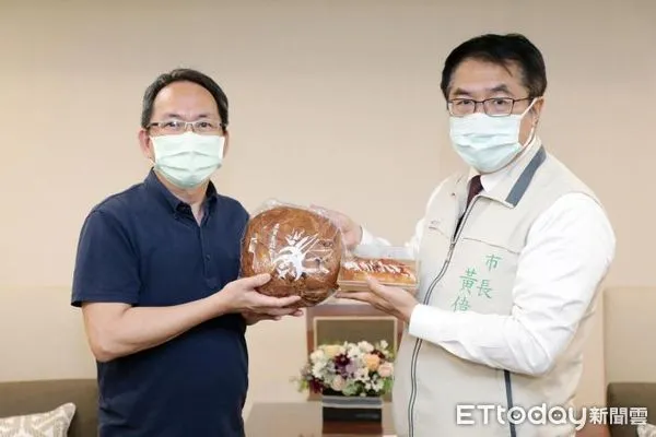 ▲為感謝台南市府團隊基層防疫人員辛勞,崑山科技大學副校長鐘俊顏與烘焙學院師傅吳寶春率隊,捐贈市府迷你版酒釀桂圓麵包及台南限定特色麵包共計400顆,市長黃偉哲代表受贈並回贈感謝狀。(圖/記者林悅翻攝,下同)