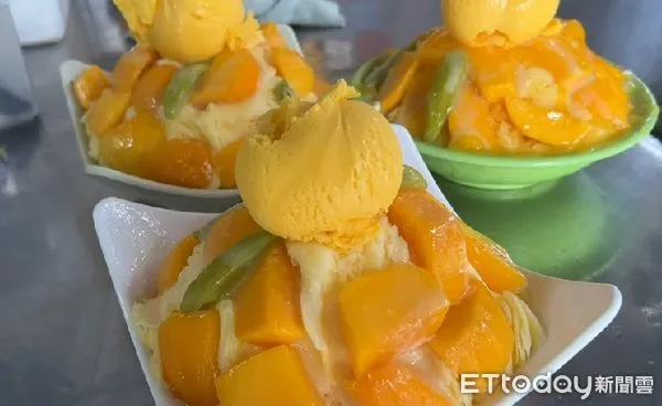 ▲今年台南芒果著果情形不佳,產量減少2成,造成台南玉井知名芒果冰漲價了,不過消費者還是非常的捧場,大啖芒果冰。(圖/記者林悅翻攝,下同)