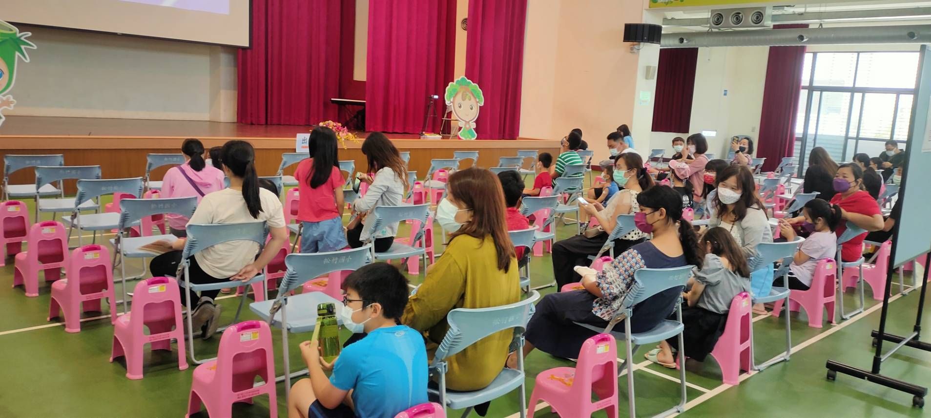 ▲台中兒童疫苗快打站登場,盧秀燕讚「免排隊、免預約、免曬太陽」。(圖/記者游瓊華攝)