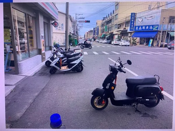 ▲▼台中警罰單開整路 民眾投訴他反嗆「討卡爹賽」(圖/翻攝自飛天柯基警再一次詛咒世界)