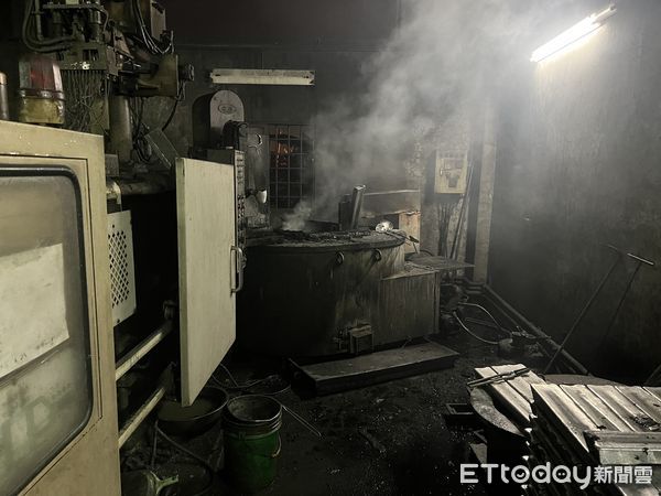 ▲台南市安南區安吉路一段601巷内1處工廠，18日晚約8時許發生火警，現場一樓鐵皮建物起火燃燒，消防人員迅速搶救。（圖／民眾提供，下同）