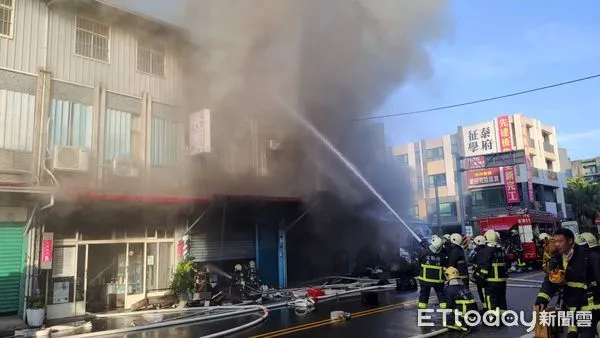 ▲▼宜蘭市民權路二段一間民宅悶燒,一至三樓全陷入濃煙中,鄰居擔心有人受困急報警。(圖/記者游芳男翻攝,下同)