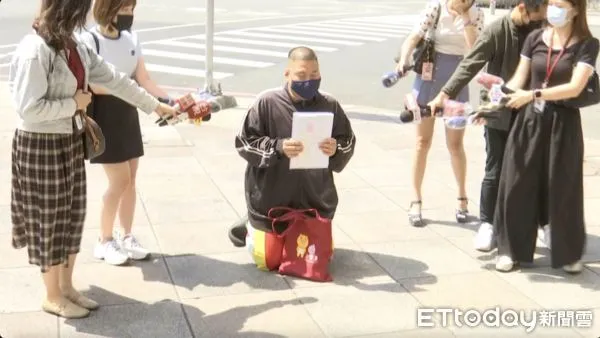 ▲璩姓男子的兒子下跪請求緝兇 。(圖/記者吳奕靖翻攝)