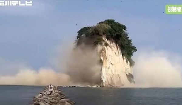 日本能登「見付島」（又名軍艦岩），昨發生相當震憾的土石崩落狀況。（翻自推特）