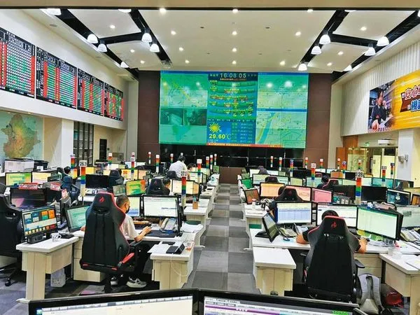 新北市衛生局為讓恩恩爸體驗119勤務中心的忙碌,請他到119觀看模擬報案。(翻攝畫面)