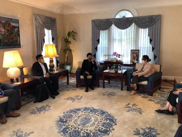 ▲▼蕭美琴、洪申翰、林昶佐,以及NBA前塞爾提克球星坎特在華府見面,一起吃台灣牛肉麵。(圖/洪申翰臉書)