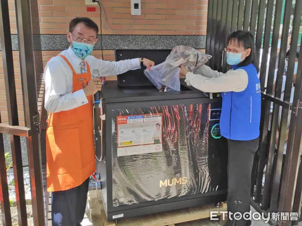 ▲因思銳國際公司捐贈運用特殊微生物分解的「廚餘處理機」予環球科大,在按圖完成機座後隆重安裝啟用。(圖/記者蔡佩旻翻攝)