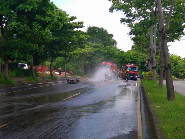 ▲▼大雅區東大路油管破裂流遍路面,女騎士人車滑倒送醫。(圖/民眾提供,下同)