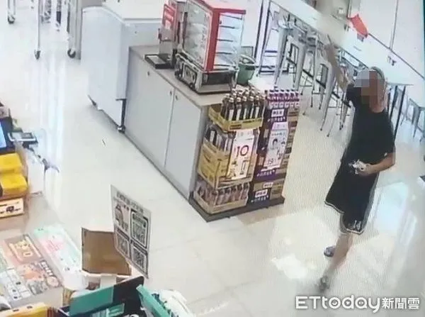 ▲躁鬱男多次衝進超商內大聲叫囂咆哮。(圖/大園警分局提供)