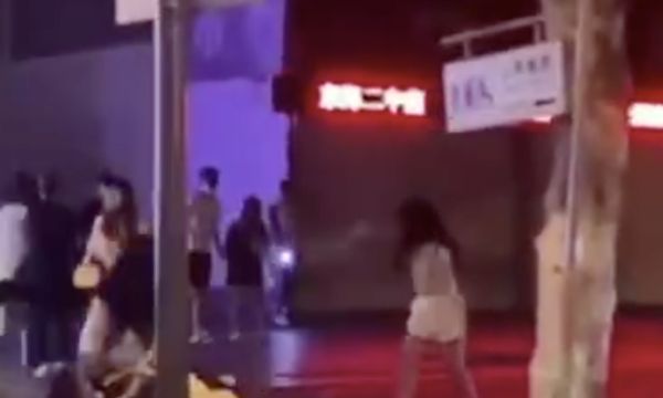 ▲江蘇連雲港街頭出現6女群毆一女的暴力事件。（圖／翻攝微博）