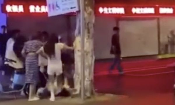 ▲江蘇連雲港街頭出現6女群毆一女的暴力事件。（圖／翻攝微博）