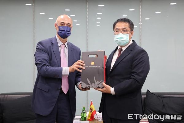 ▲西班牙商務辦事處長Eduardo Euba，與奇美博物館長許家彰偕相關人員，一同拜訪台南市政府，對西班牙在台灣的國慶活動，首度移師台南舉辦，黃偉哲市長大表支持。（圖／記者林悅翻攝，下同）