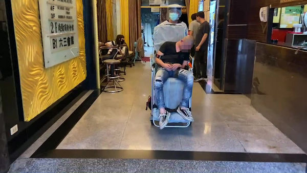 ▲▼長春路一間酒店清晨爆發酒後衝突,1人不適送醫,警方帶回6人調查。(圖/記者游宗樺翻攝)