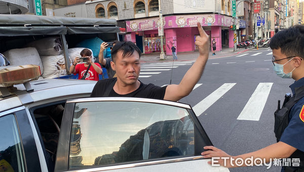 ▲▼長春路一間酒店清晨爆發酒後衝突,1人不適送醫,警方帶回6人調查。(圖/記者游宗樺攝)