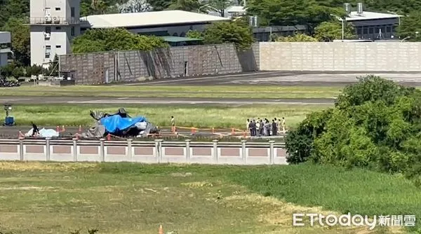 ▲▼海軍S-70C反潛直升機墜毀。(圖/記者吳世龍翻攝)