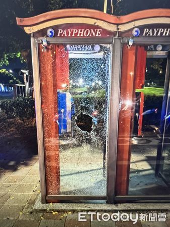 ▲▼男子持磚塊猛砸公共電話亭玻璃,到案辯稱「打不通」太生氣。(圖/記者邱中岳翻攝)