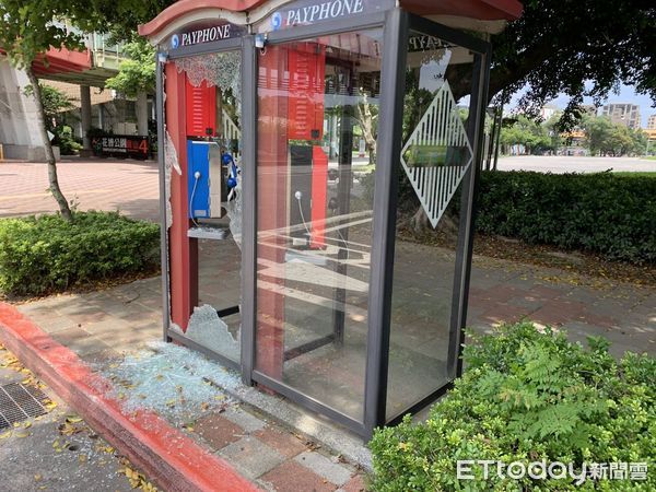 ▲▼男子持磚塊猛砸公共電話亭玻璃,到案辯稱「打不通」太生氣。(圖/記者邱中岳翻攝)