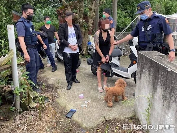 ▲黃、蔡姓毒鴛鴦丟包內裝毒品黑色袋子遭警逮捕。(圖/大園警分局提供)