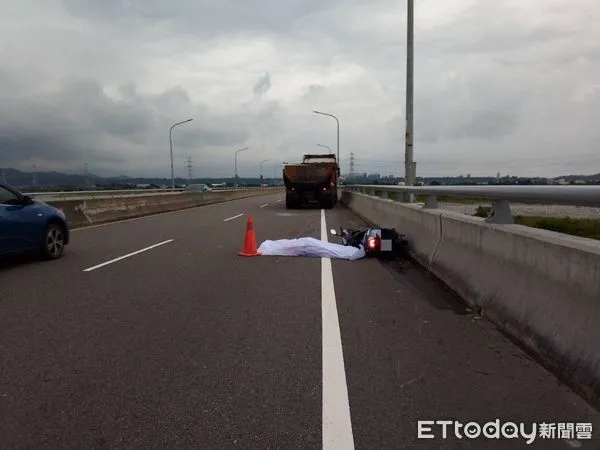 ▲▼苗栗縣三義鄉與台中市后里區交界的義里大橋今天下午發生1起死亡車禍。機車男騎士摔倒後滾入砂石車輪下遭輾過,頭顱破裂,當場死亡。(圖/記者蔡文淵翻攝)