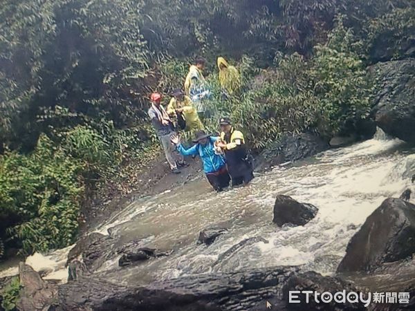 ▲新北9遊客困鎮西堡暴漲溪邊 原民所長老馬識途涉水救人。(圖/記者陳凱力翻攝)