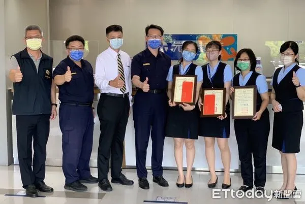 ▲永康警分局長甘炎民、偵查隊隊長陳勇志及復興派出所所長陳榮坤,23日代表分局前往元大銀行頒發感謝狀及獎勵金。(圖/記者林悅翻攝,下同)