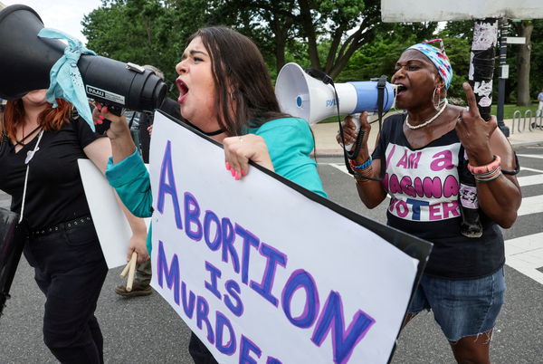 ▲▼美國支持與反墮胎團體在華府前抗議。（圖／路透）