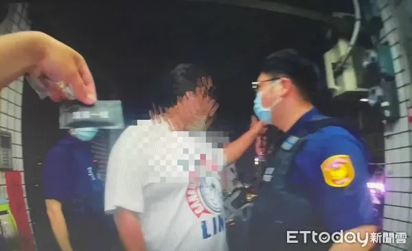 ▲台南市警二分局深夜取締違停,查獲楊、李2嫌持有愷他命K菸1支及「清冠一號」毒咖啡包,全案依毒品罪嫌送辦。(圖/記者林悅翻攝,下同)