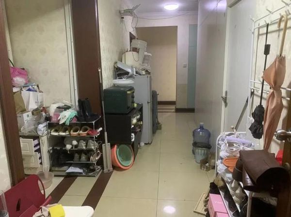 ▲上海長壽大廈群租問題嚴重，一間2室2廳的房型裡住了22人。（圖／翻攝新民晚報）