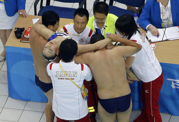 ▲▼日本花式游泳選手小林寬美（Hiromi Kobayashi）2008年在北京奧運花式游泳團體決賽後直接暈倒，隨後被人用擔架抬出。（圖／達志影像／美聯社）