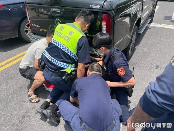 ▲台西鄉陳姓車主將賓士貨卡停在公司前，卻因車子太酷炫遭竊車賊直接開走。（圖／記者蔡佩旻翻攝）