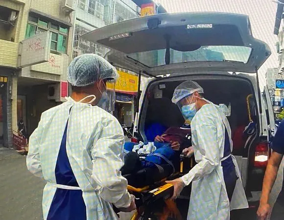 ▲▼高雄2男爆口角糾紛!他竟拿「T字扳手」直接敲昏友人。(圖/記者吳奕靖翻攝)