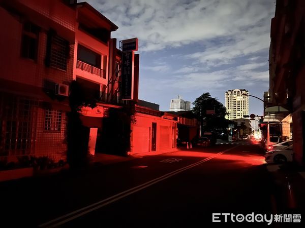 ▲台南市北區賢北街一帶24日深夜驚傳停電。（圖／記者林悅攝）