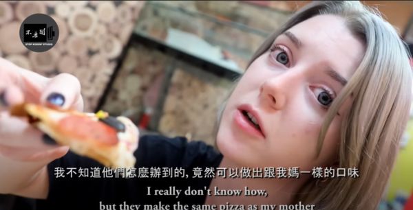 ▲▼烏克蘭正妹譚雅（Tanya）來台灣避戰火，意外吃到跟「媽媽的味道」很相似的Pizza。（圖／翻攝自YouTube／Stopkiddinstudio）