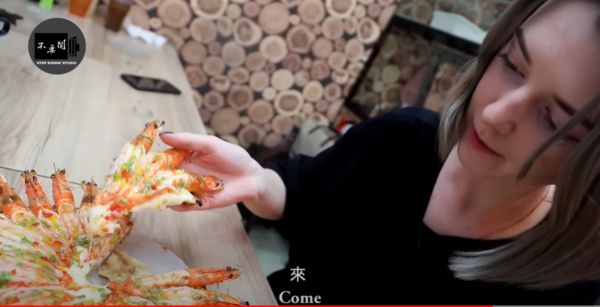 ▲▼烏克蘭正妹譚雅（Tanya）來台灣避戰火，意外吃到跟「媽媽的味道」很相似的Pizza。（圖／翻攝自YouTube／Stopkiddinstudio）