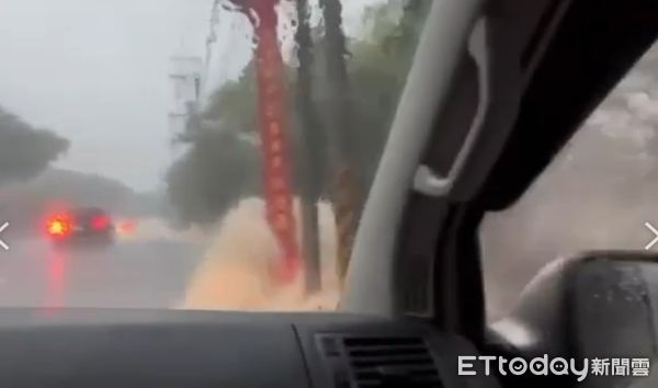 ▲▼台中新社中興嶺往水井路段，因大雨造成路面積水，老婦騎車經過因此被水流沖倒。（圖／民眾提供）