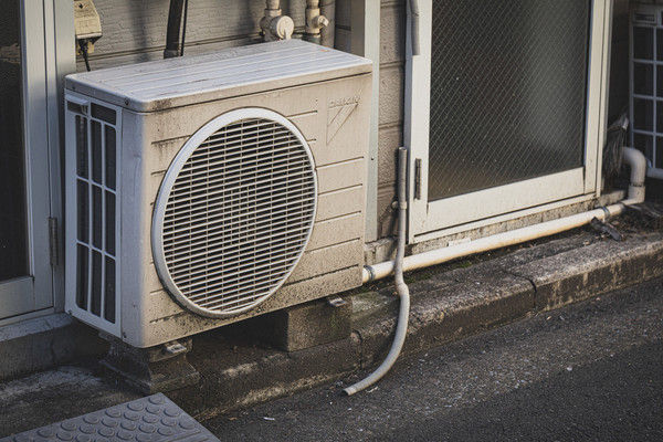 ▲日本網友分享，以隔熱墊覆蓋室外機，或為室外機裝上遮罩可有效節電。（圖／取自免費圖庫Pakutaso）