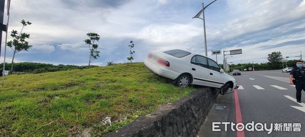 ▲▼花蓮一輛白色自小客車6月25日清晨5時15分，沿華西路南向北行駛欲左轉七星潭大橋，疑因車速過快失控，直接衝入曼波園區內，造成園區灑水器、水管及草皮、樹木受損。（圖／記者柯政誟翻攝）