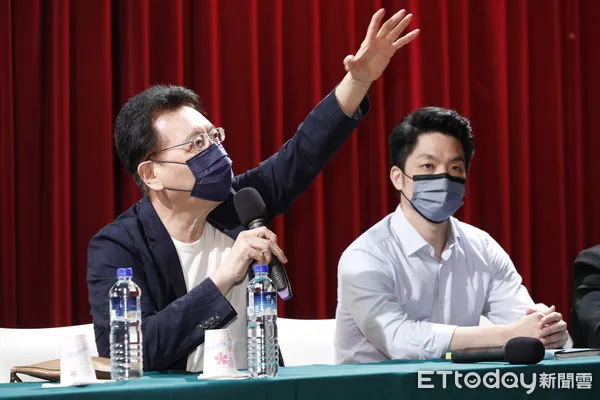 ▲▼中廣新節目「 Team Taipei 聽台北」即將開播,中廣董事長趙少康偕同台北市長參選人 蔣萬安與國民黨籍市議員參選人,共同召開記者會向大眾介紹新節目。(圖/記者湯興漢攝)