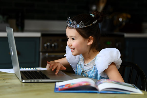 ▲▼就讀英國哈羅學校的女童愛麗絲（Alice）於2021年3月4日疫情封城期間在家上課，利用電腦設備參加哈羅世界讀書日的活動。（圖／達志影像）