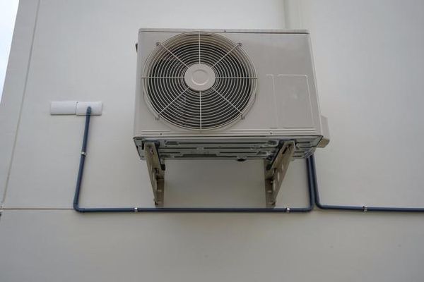 炎炎夏日想要省冷氣費，首要條件就是讓室外機降溫。（東方IC）