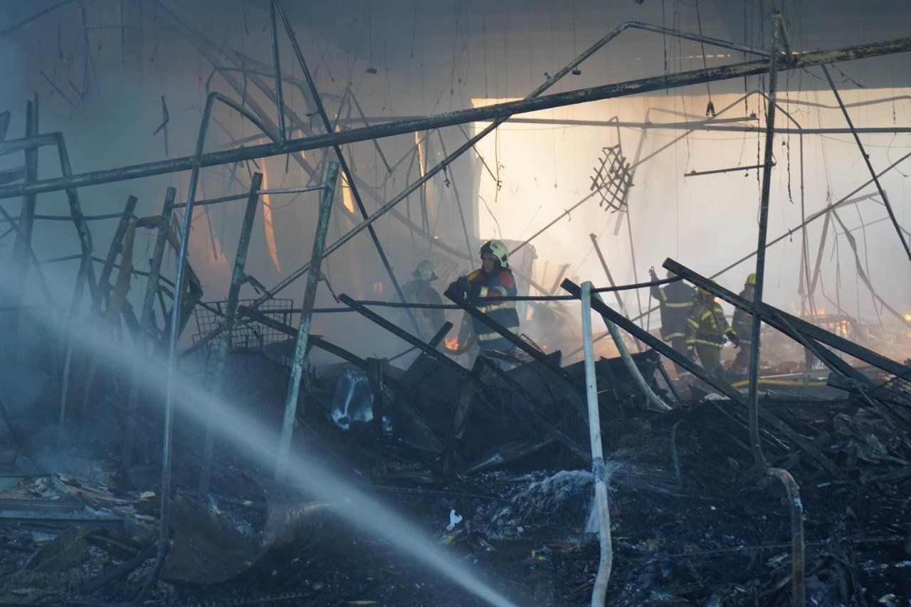 ▲▼ 烏克蘭中部城市克列緬丘格購物中心遭飛彈空襲。（圖／烏克蘭國家緊急服務中心）