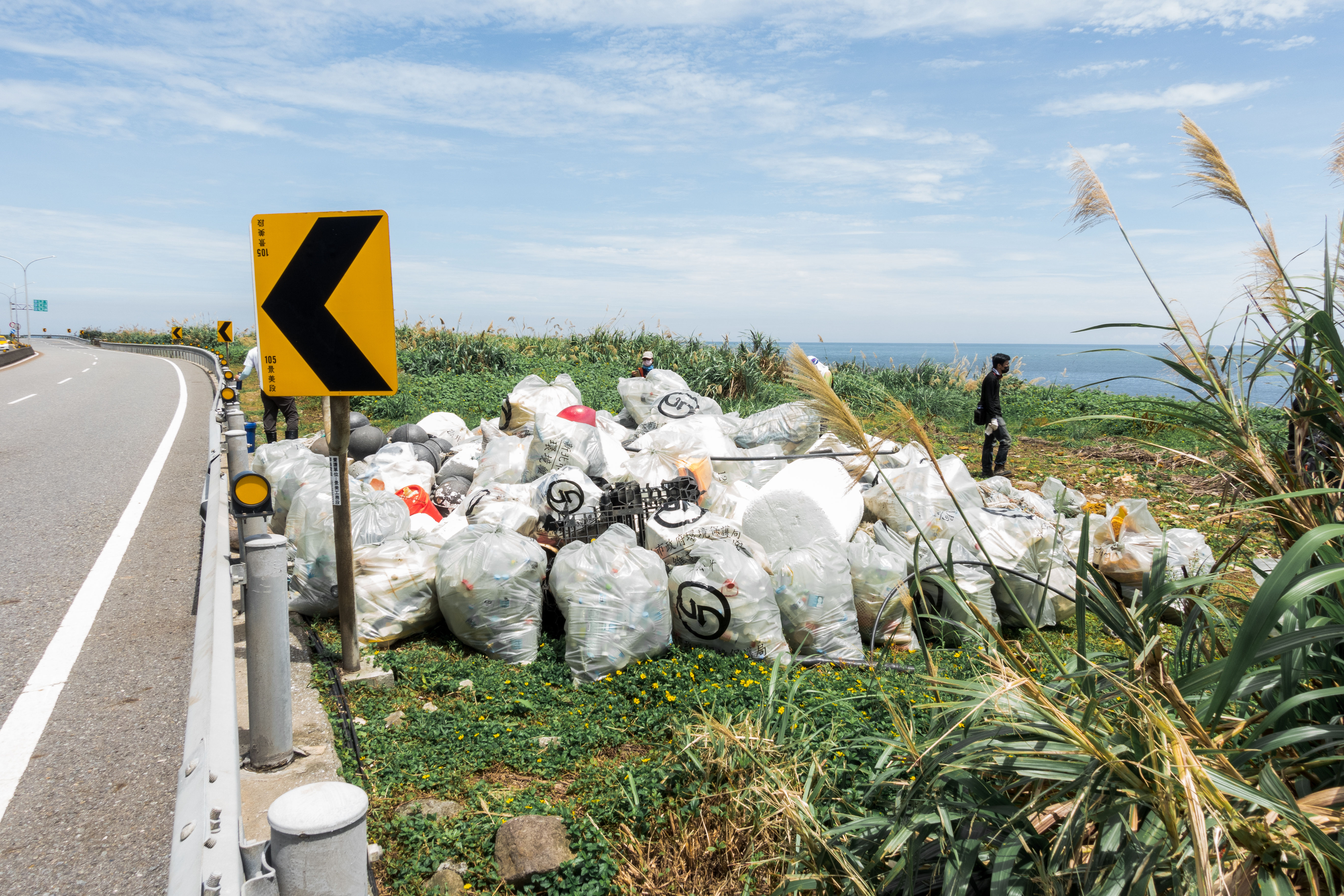 ▲▼環團海邊清出1021公斤垃圾！　將號召5000人附議爭取海保法。（圖／綠色和平提供）