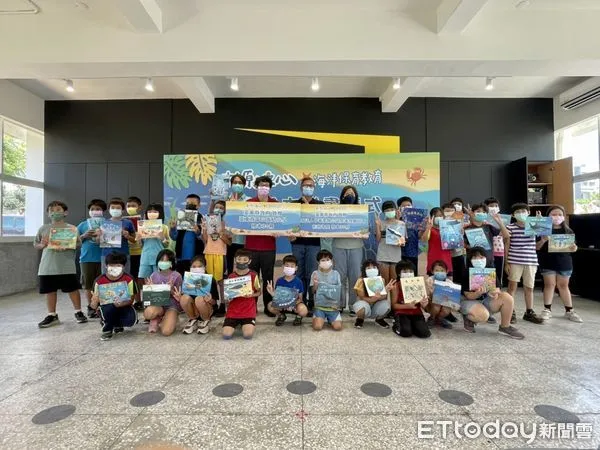▲台東縣政府捐贈富山國際教育實小及莿桐書屋海洋生態繪本。(圖/記者楊漢聲翻攝)