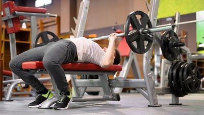 日本健身公司招募工程師　「臥推自己體重1.5倍」就可免書面審查
