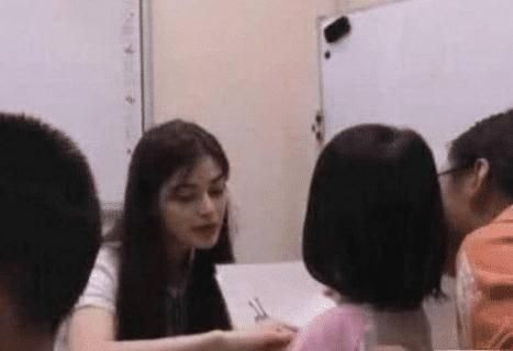 中國一名幼兒園女老師因為長得太漂亮，遭到學生媽媽們要求園方解雇。（翻攝自微博）