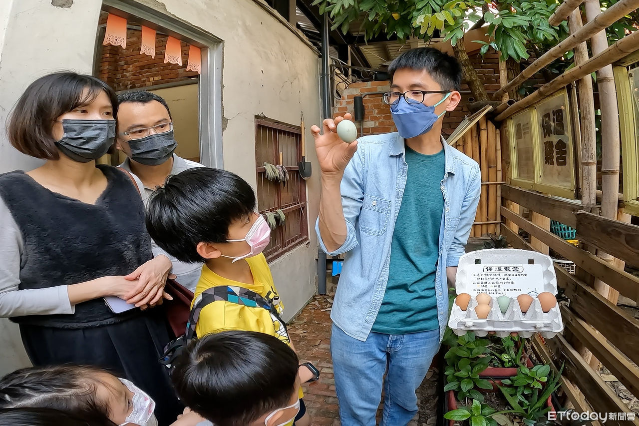 ▲沈致軒在新竹六燃保溫雞舍為民眾說明社區養雞的可行性。(圖/記者梁建裕攝)