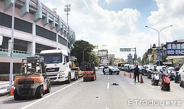 ▲桃園市簡姓男子28日上午騎乘機車行經桃園區萬壽路桃園體育場附近時，因閃避不及撞上占用車道卸貨堆高機牙叉，頸部血流不止，送醫急救後仍因傷重不治，員警在現場處理。（圖／記者沈繼昌翻攝）